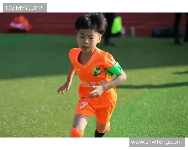 小孩追逐足球梦想成为明星的精彩瞬间视频分享